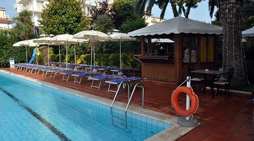 Imagen de la piscina del Hotel EUR. Foto 9