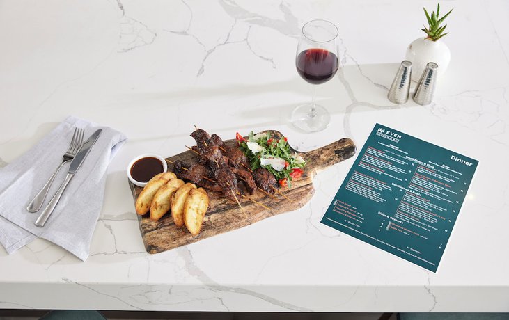 Imagen del bar/restaurante del Hotel EVEN Orlando International Airport, an IHG Hotel. Foto 2