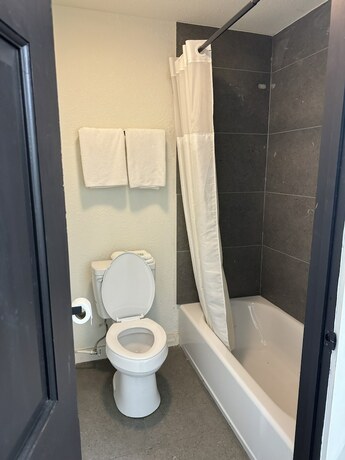 Imagen de la habitación del Hotel Eagle Inn. Foto 11