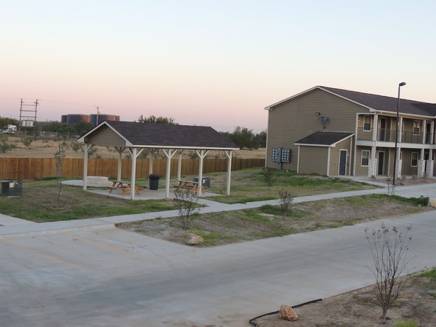 Imagen de los exteriores del Hotel Eagle's Den Three Rivers Texas A Travelodge By Wyndham. Foto 18