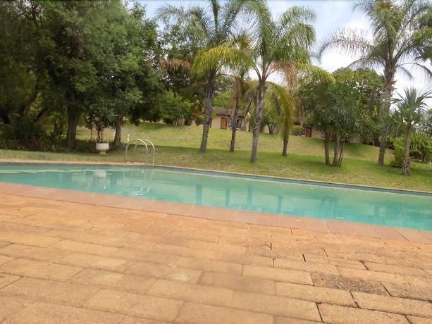 Imagen de la piscina del Hotel Eagle's Nest Chalets. Foto 11