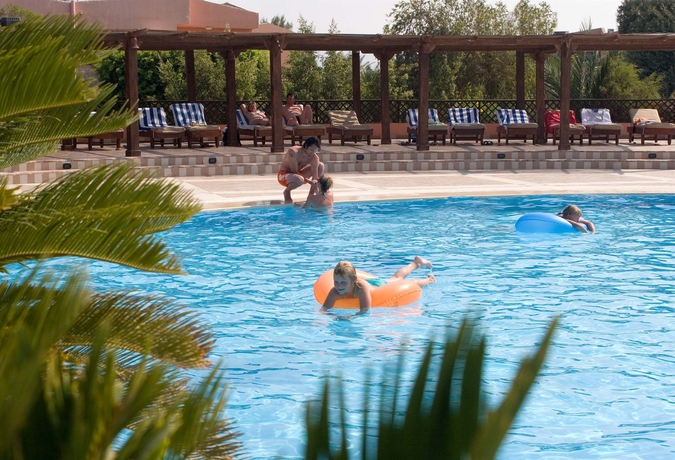 Imagen de la piscina del Hotel Eagle's Paradise Beach Resort Abu Soma. Foto 15