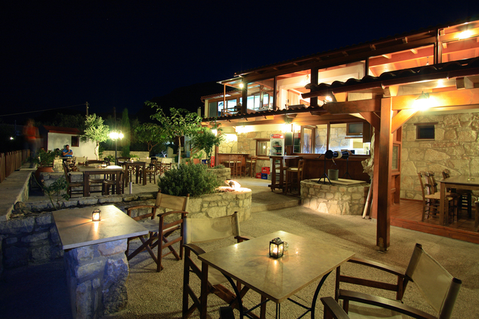 Imagen de los exteriores del Hotel Earino. Foto 6