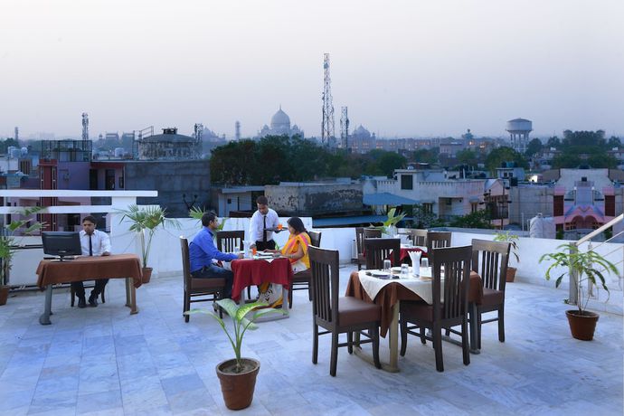 Imagen del bar/restaurante del Hotel East Gate, Agra. Foto 5