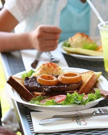 Imagen del bar/restaurante del Hotel East West. Foto 3