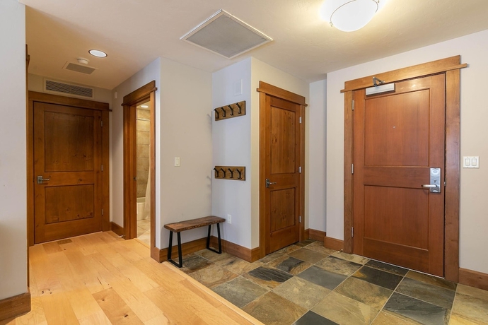 Imagen de los interiores del Hotel East West Hospitality Tahoe. Foto 14