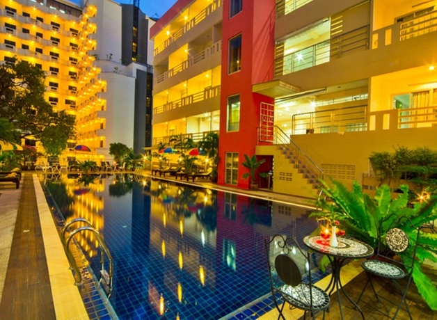 Imagen de la piscina del Hotel Eastiny Place Hotel Pattaya. Foto 12