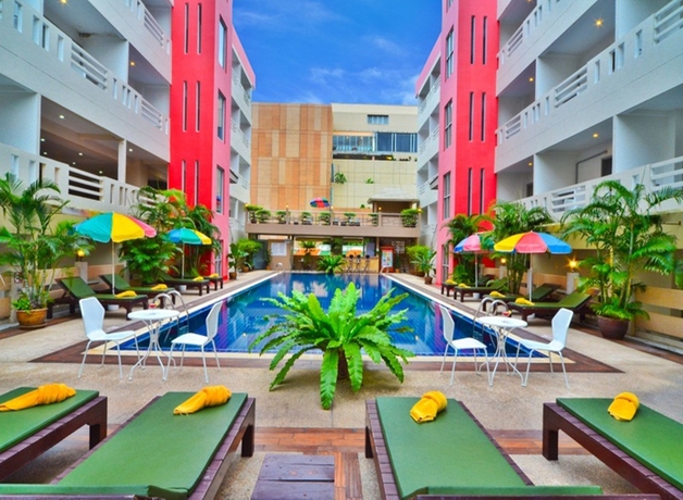 Imagen de la piscina del Hotel Eastiny Place Hotel Pattaya. Foto 13