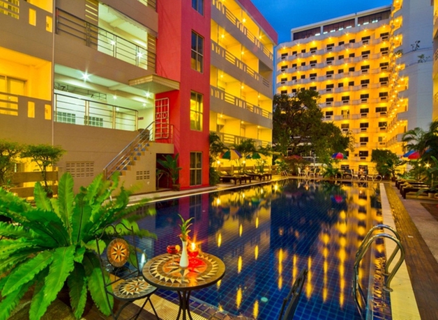 Imagen de la piscina del Hotel Eastiny Place Hotel Pattaya. Foto 14