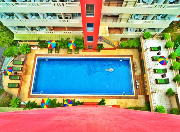 Imagen de la piscina del Hotel Eastiny Place Hotel Pattaya. Foto 15
