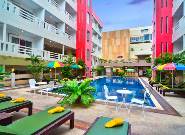 Imagen de la piscina del Hotel Eastiny Place Hotel Pattaya. Foto 16