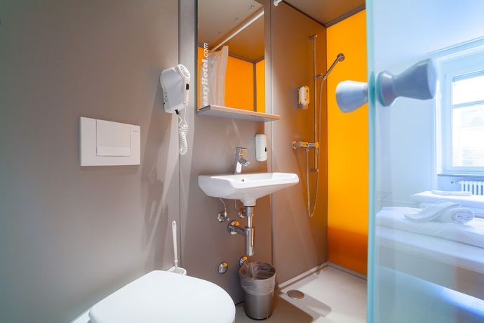 Imagen de la habitación del Hotel Easyhotel Basel City - Contactless Self Check-in. Foto 16
