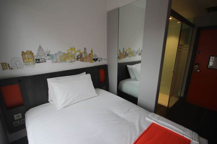Imagen de la habitación del Hotel Easyhotel Belfast. Foto 11