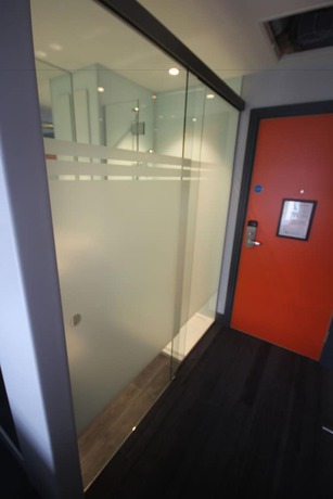 Imagen de la habitación del Hotel Easyhotel Belfast. Foto 13