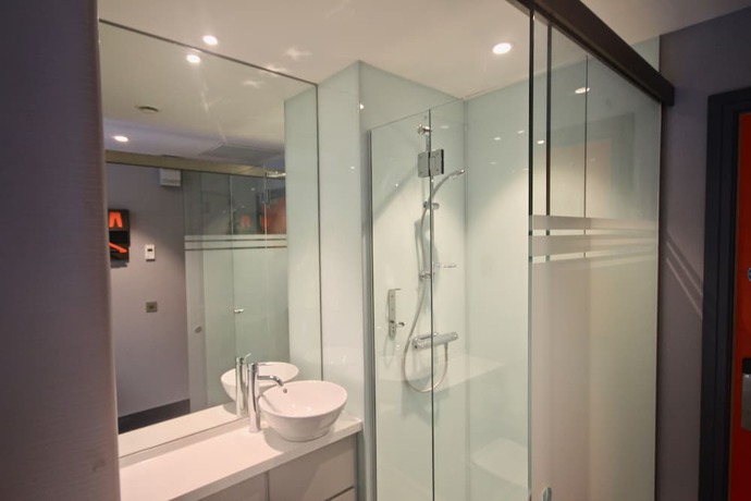 Imagen de la habitación del Hotel Easyhotel Belfast. Foto 15