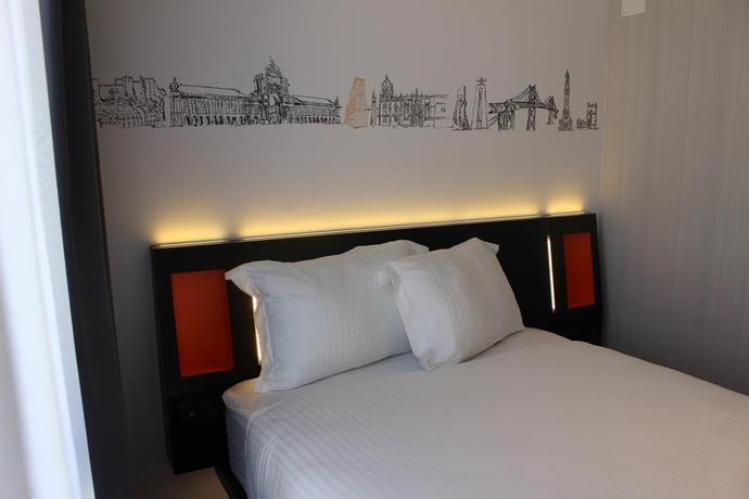 Imagen de la habitación del Hotel Easyhotel Lisbon. Foto 2