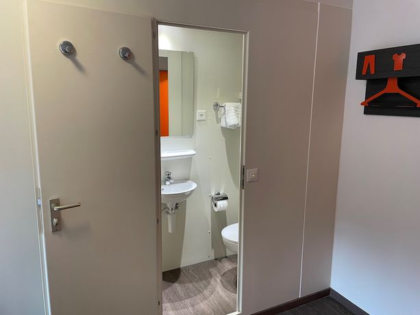 Imagen de la habitación del Hotel Easyhotel Zürich Limmatplatz. Foto 6
