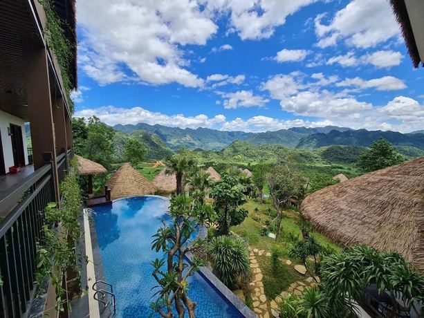 Imagen de la piscina del Hotel Ebino Pu Luong Resort. Foto 11