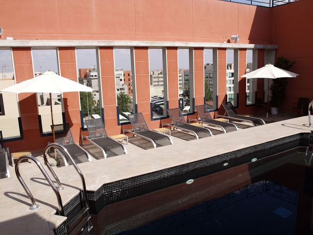 Imagen de la piscina del Hotel Eco Alcala Suites. Foto 17