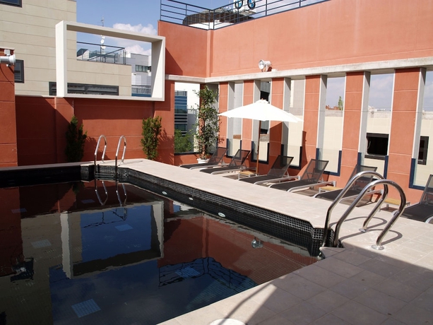 Imagen de la piscina del Hotel Eco Alcala Suites. Foto 19