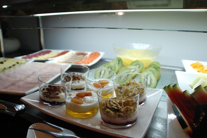 Imagen del bar/restaurante del Hotel Eco Alcala Suites. Foto 3