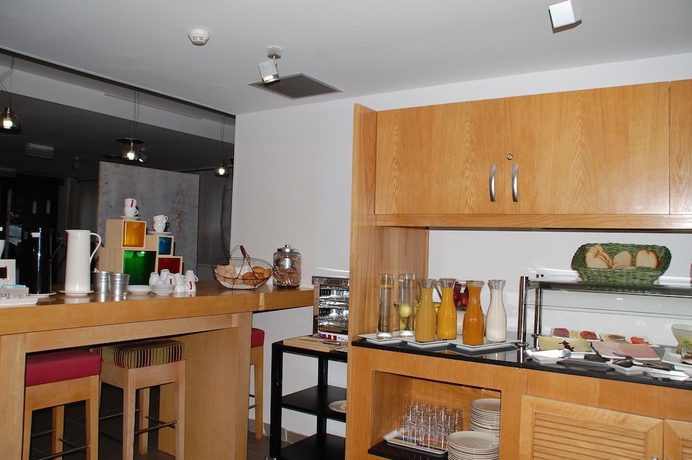 Imagen del bar/restaurante del Hotel Eco Alcala Suites. Foto 4