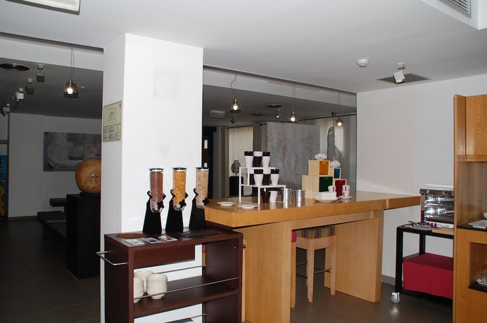 Imagen del bar/restaurante del Hotel Eco Alcala Suites. Foto 6