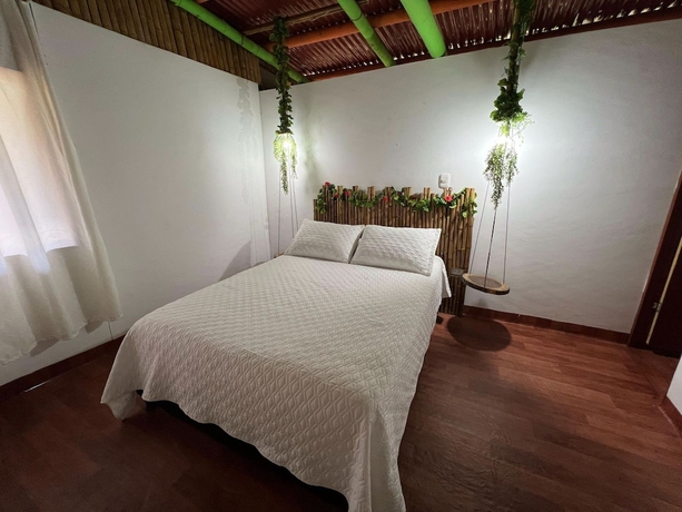 Imagen de la habitación del Hotel Eco Caba&ntilde;as Green Eden. Foto 2