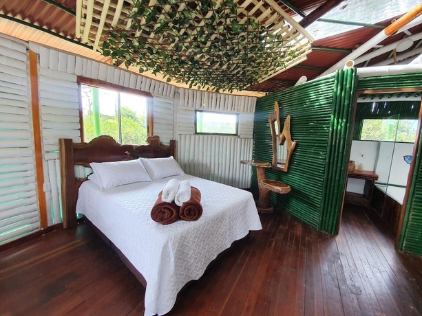Imagen de la habitación del Hotel Eco Caba&ntilde;as Green Eden. Foto 7