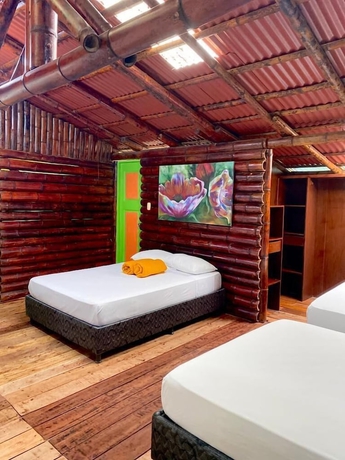 Imagen de la habitación del Hotel Eco Caba&ntilde;as Green Eden. Foto 10
