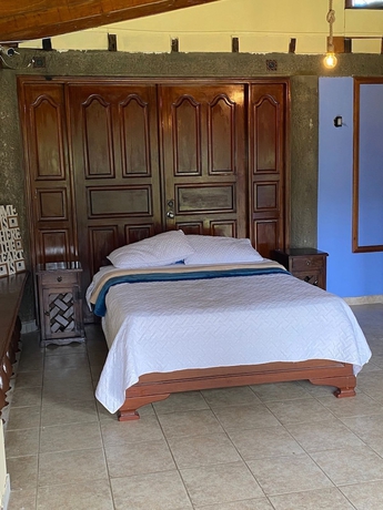 Imagen de la habitación del Hotel Eco Caba&ntilde;as Green Eden. Foto 14