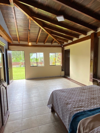 Imagen de la habitación del Hotel Eco Caba&ntilde;as Green Eden. Foto 15