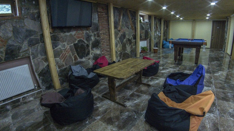 Imagen del bar/restaurante del Hotel Eco House In Bakuriani. Foto 3