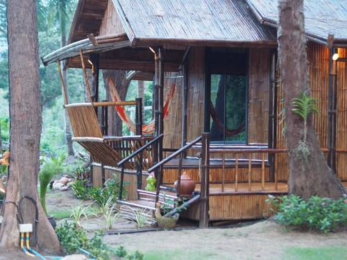 Imagen de la habitación del Hotel Eco Lanta Hideaway Beach Resort. Foto 2