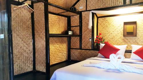 Imagen de la habitación del Hotel Eco Lanta Hideaway Beach Resort. Foto 8