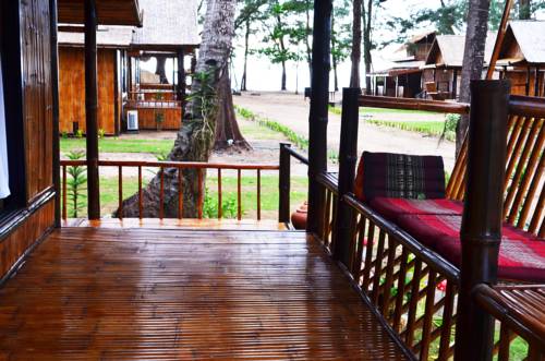 Imagen de la habitación del Hotel Eco Lanta Hideaway Beach Resort. Foto 11