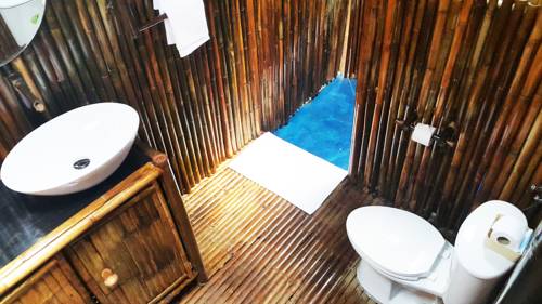 Imagen de la habitación del Hotel Eco Lanta Hideaway Beach Resort. Foto 15