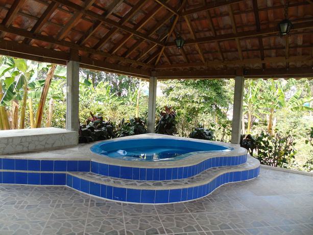Imagen de la piscina del Hotel Eco Santa Barbara. Foto 13