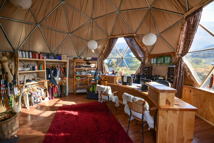 Imagen de los interiores del Hotel Ecocamp Patagonia. Foto 17