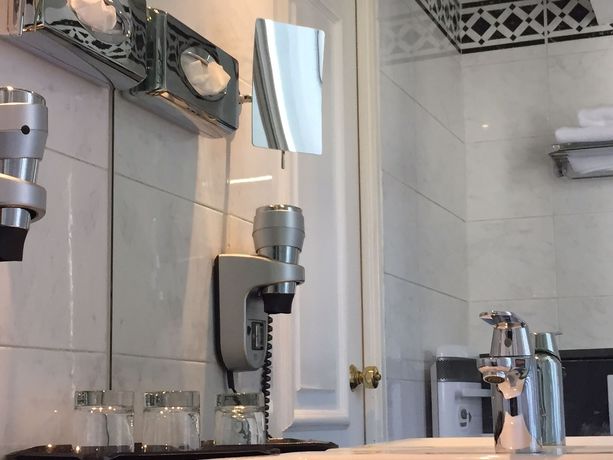 Imagen de la habitación del Hotel Ecole Centrale. Foto 7