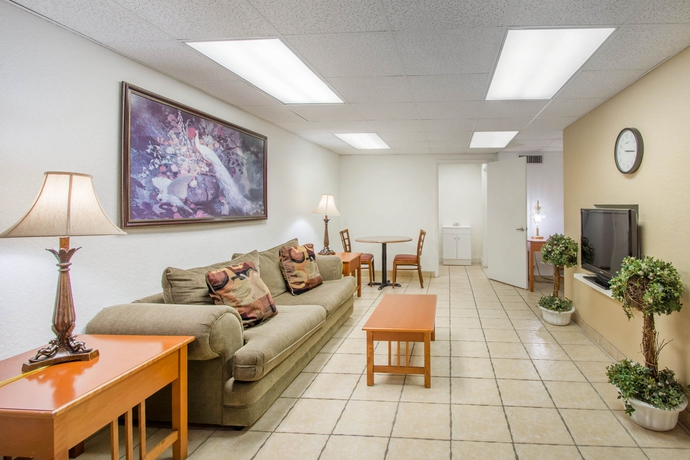 Imagen de los interiores del Hotel Econo Lodge Airport At Rj Stadium. Foto 9