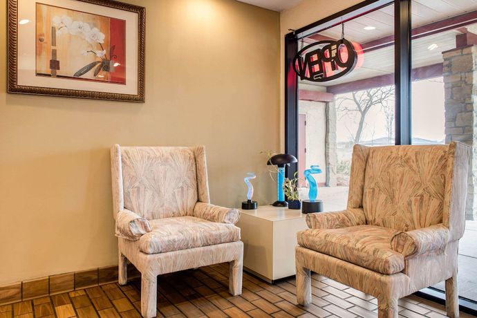 Imagen de los interiores del Hotel Econo Lodge Airport - Holland. Foto 19