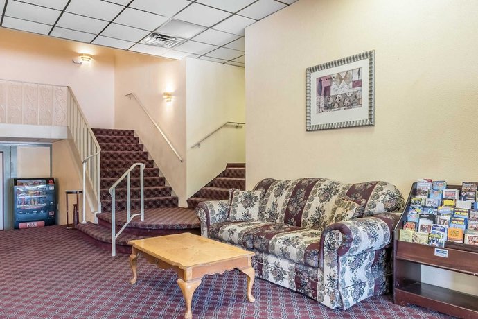 Imagen de los interiores del Hotel Econo Lodge Airport, Reading . Foto 15