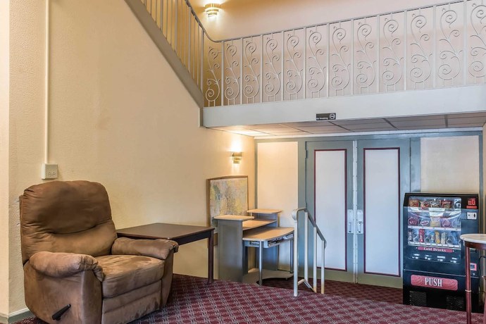 Imagen de los interiores del Hotel Econo Lodge Airport, Reading . Foto 16