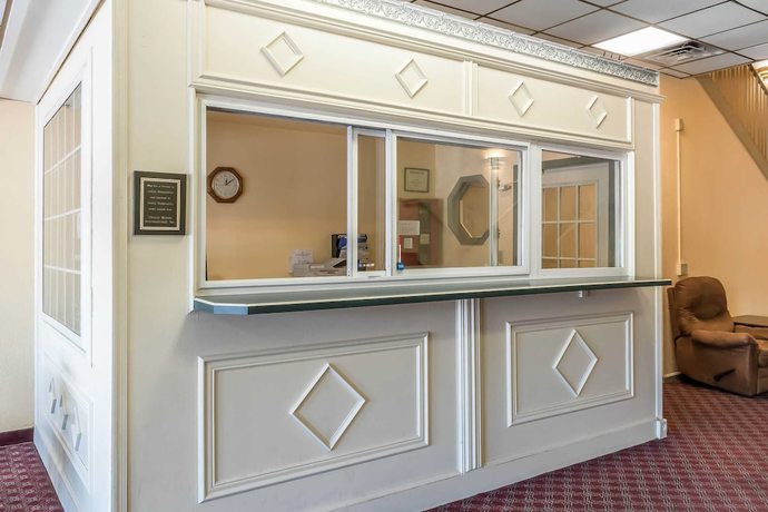 Imagen de los interiores del Hotel Econo Lodge Airport, Reading . Foto 17