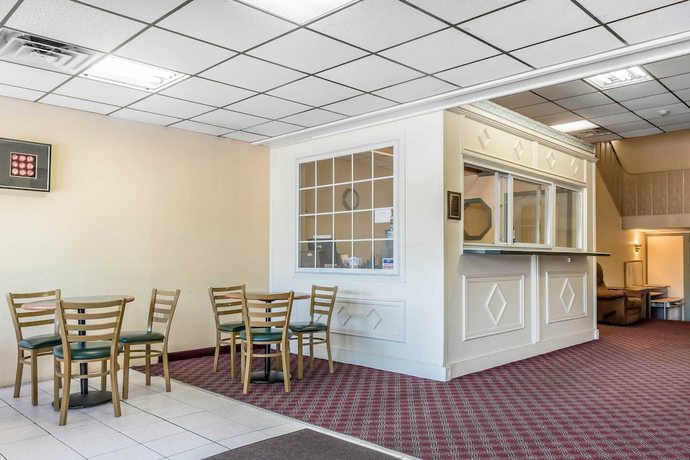 Imagen de los interiores del Hotel Econo Lodge Airport, Reading . Foto 18