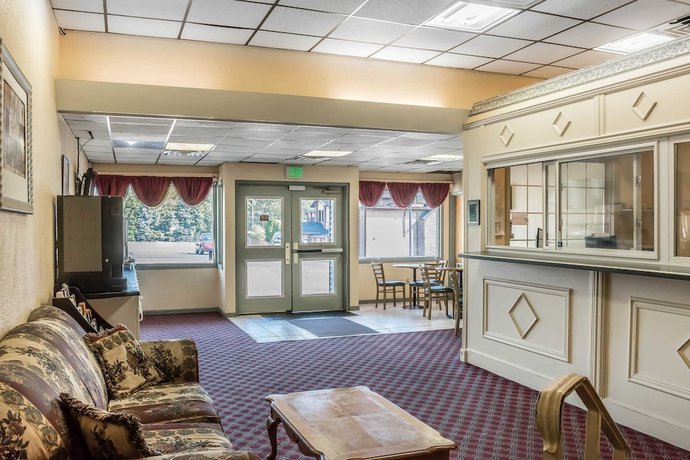 Imagen de los interiores del Hotel Econo Lodge Airport, Reading . Foto 19
