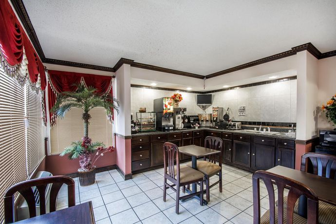 Imagen del bar/restaurante del Hotel Econo Lodge Andalusia. Foto 6