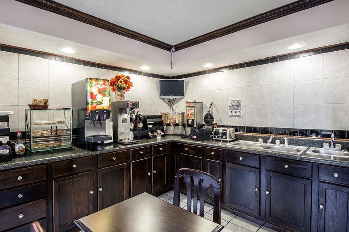 Imagen del bar/restaurante del Hotel Econo Lodge Andalusia. Foto 7