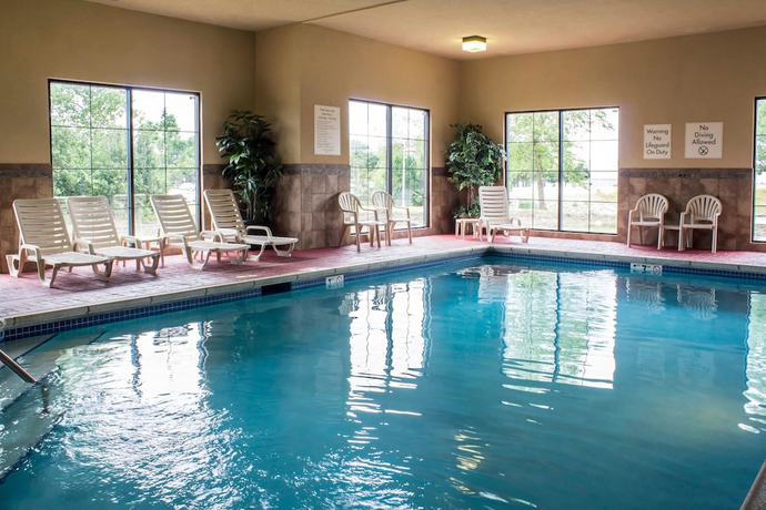 Imagen de la piscina del Hotel Econo Lodge Ankeny - Des Moines. Foto 19